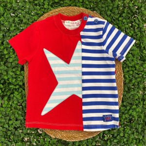 T-shirt rossa con stella