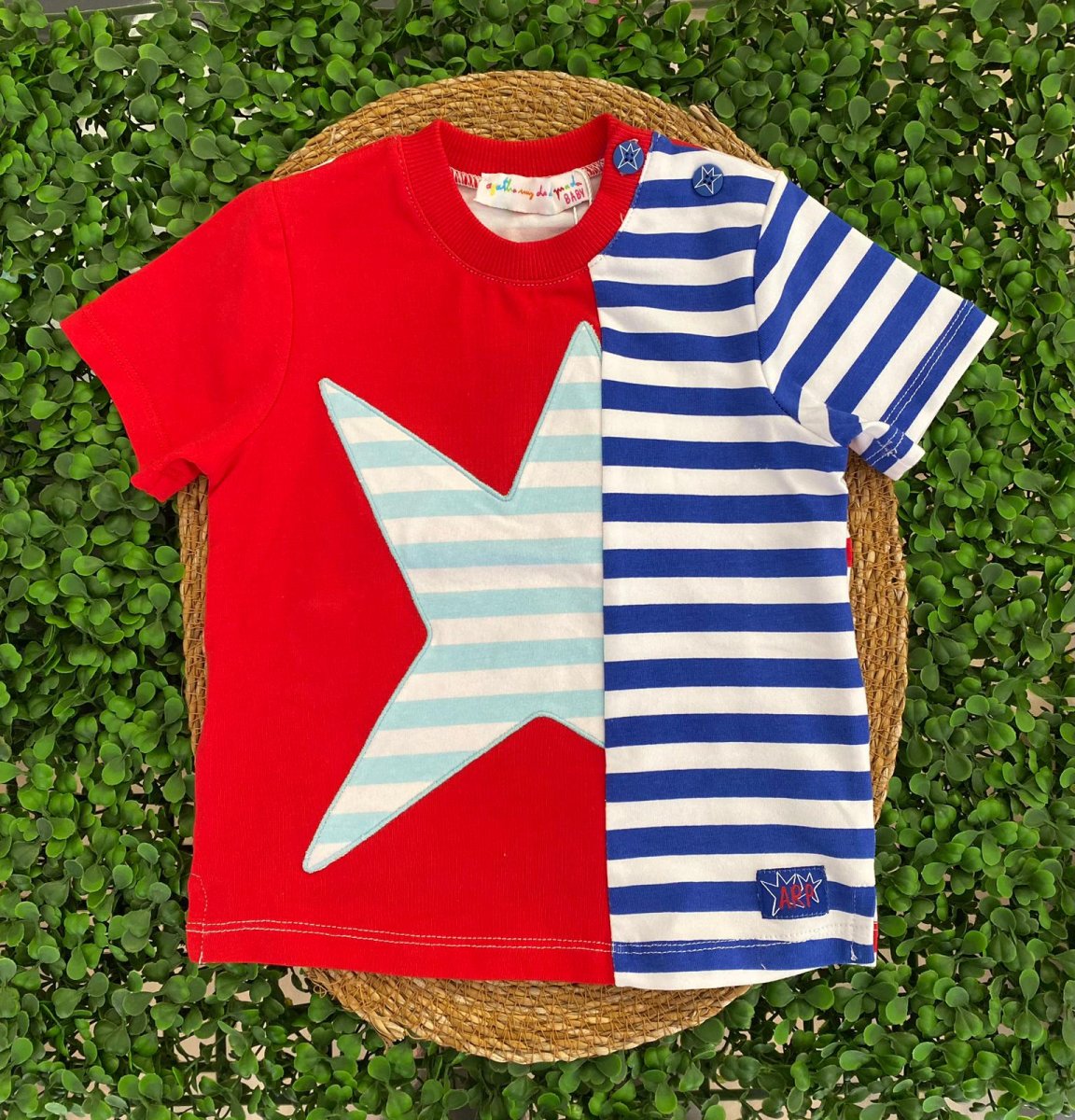 T-shirt rossa con stella - immagine 2