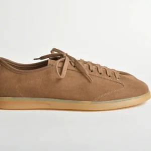 Sneaker in vitellino cammello con suola extra flessibile