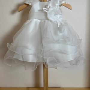Abito bianco in raso con tulle