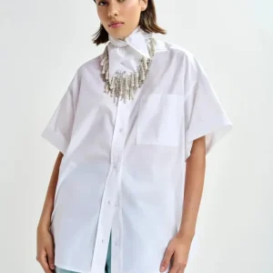 Camicia boxy Jasleen bianca con foulard rimovibile con applicazioni