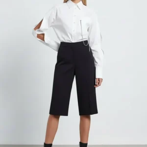 Camicia bianca cut out alle braccia e catena gioiello