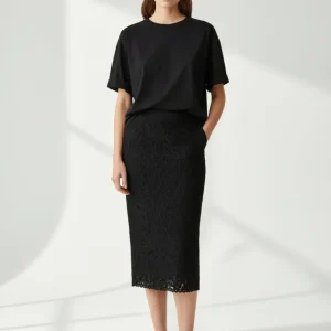 Gonna longuette in pizzo nero con spacco retro