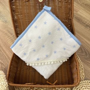 Triangolo bagnetto bianco con stelline celesti e pom pom