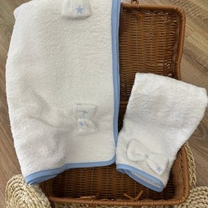 Coppia asciugamani bianchi e celesti con fiocchetti