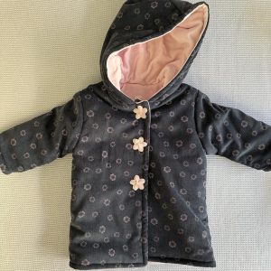 Cappottino grigio e fiorellini rosa