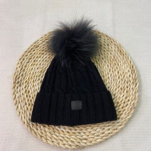 Cappellino nero con pom pom