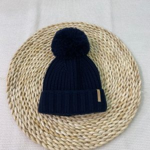 Cappellino blu con pom pom