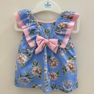 Vestito celeste con balza rosa