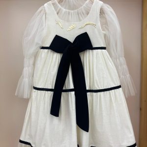 Abito bianco con fiocco nero