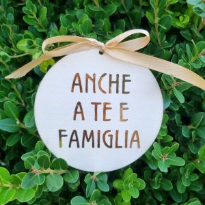 ADDOBBO NATALIZIO IN LEGNO “ANCHE A TE E FAMIGLIA”