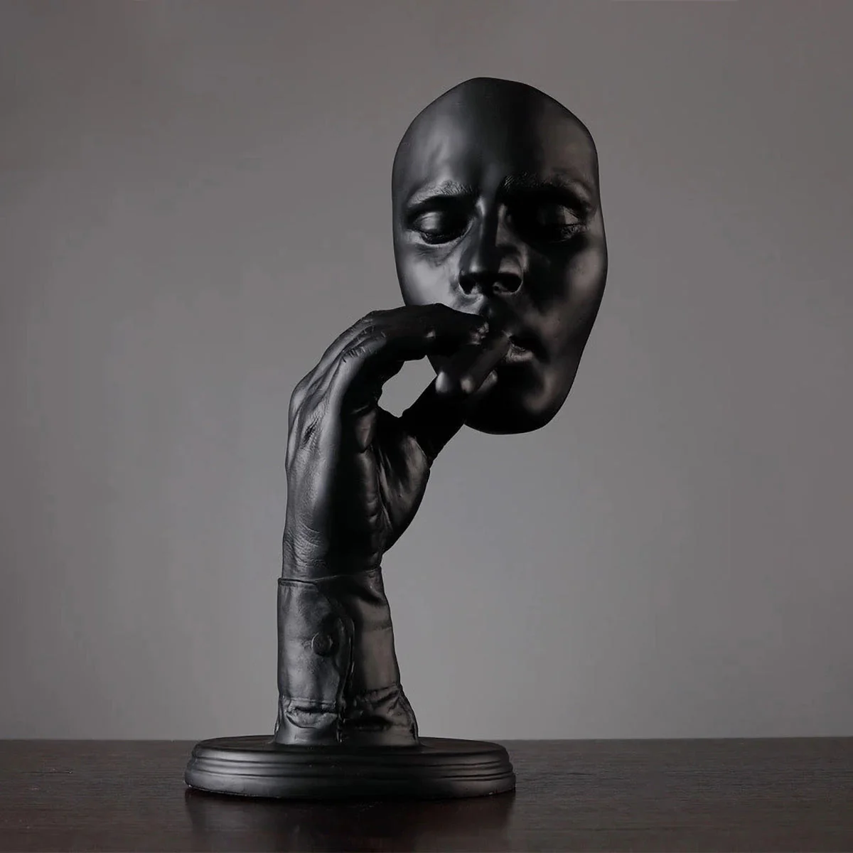 Elegant Cigar Smoker Sculpture - immagine 4