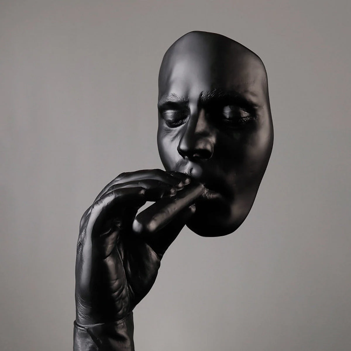 Elegant Cigar Smoker Sculpture - immagine 5