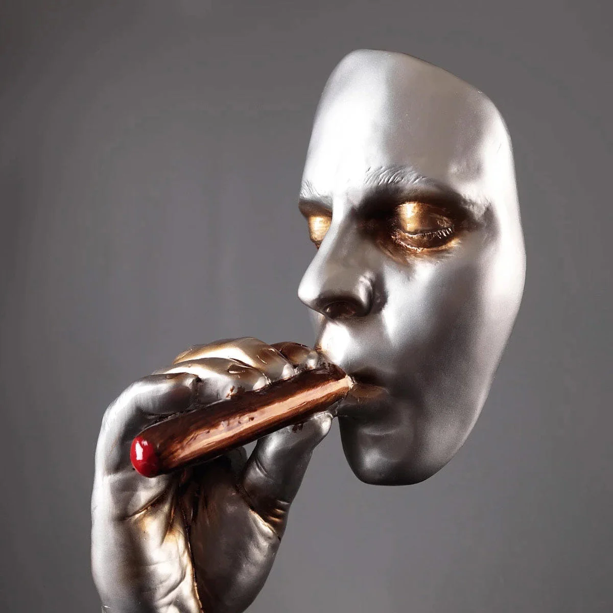 Elegant Cigar Smoker Sculpture - immagine 7