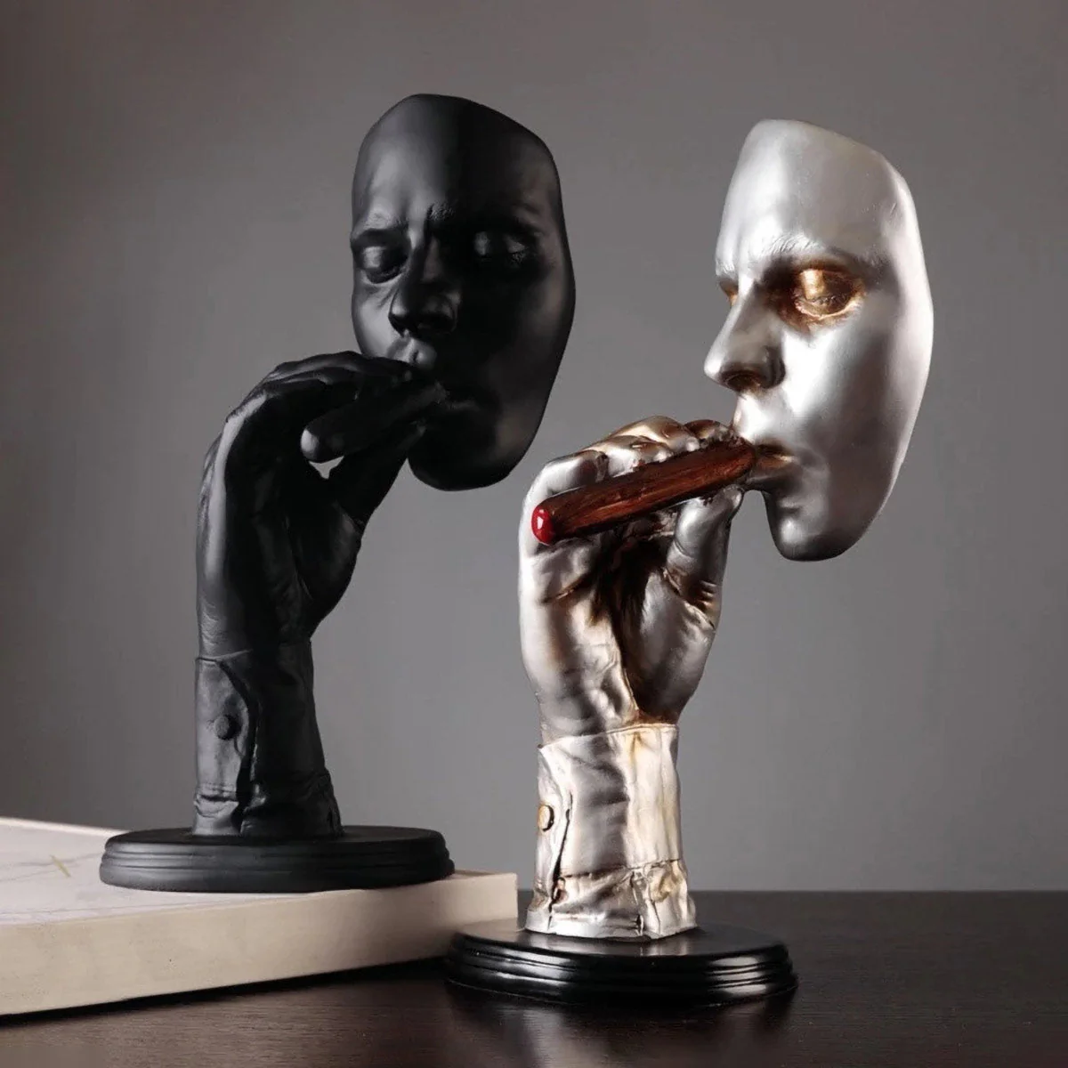 Elegant Cigar Smoker Sculpture - immagine 3
