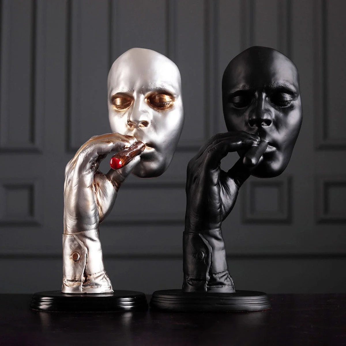 Elegant Cigar Smoker Sculpture - immagine 2