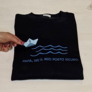 Felpa “Papà sei il mio porto sicuro” con spilla in legno + T-shirt in omaggio!
